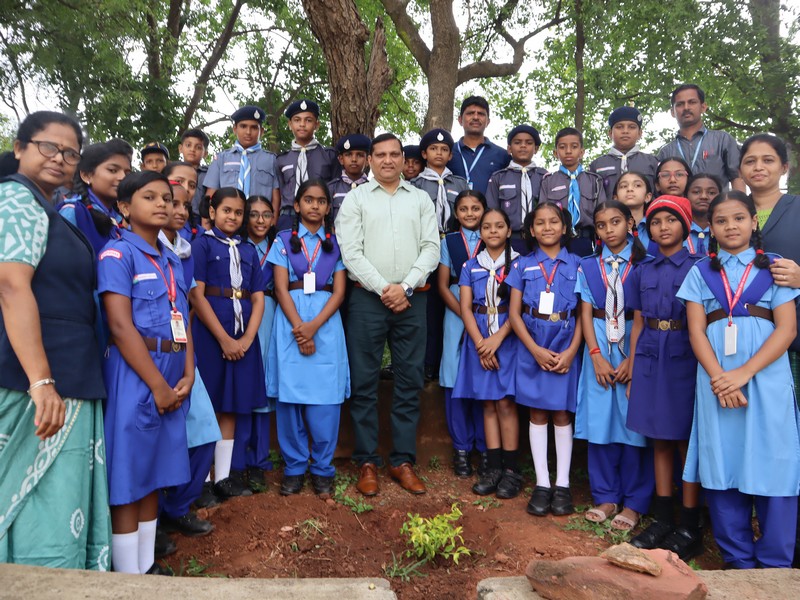 One Step, One Sapling, One Earth: Beat Plastic Pollution 🌍🚯🌱